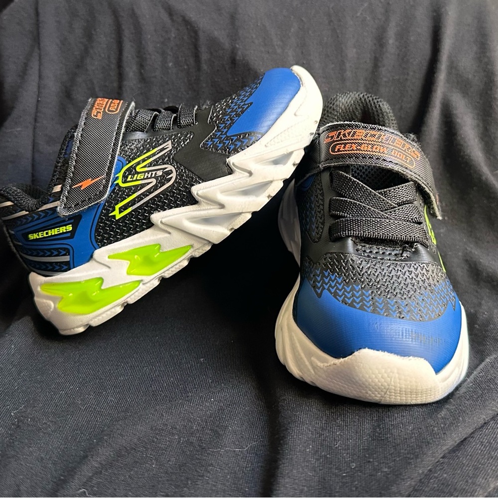 Skechers Boys Light-Up Sneakers Size 6 (Little Kids)